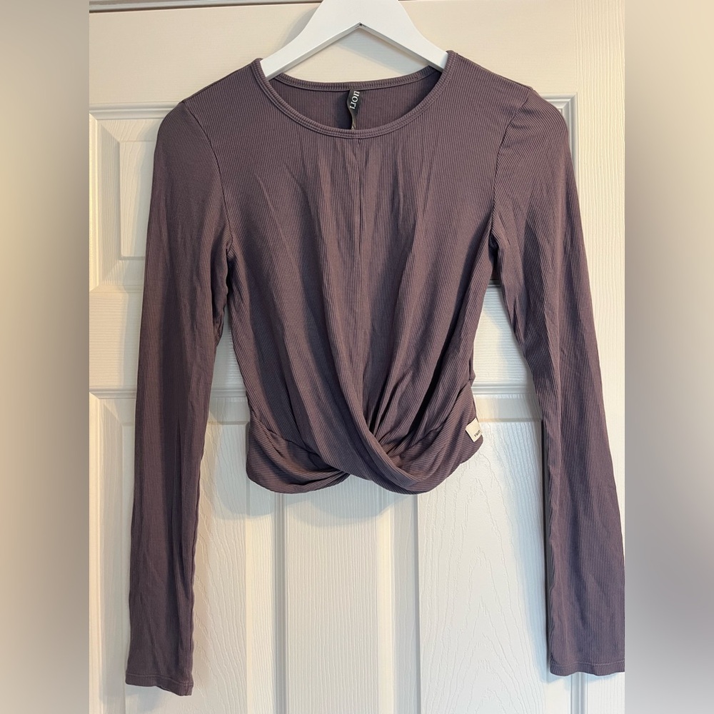 Vuori Women's Long Sleeve Cove Twist Front Top Cropped Purple cover Pilates - Picture 2 of 7